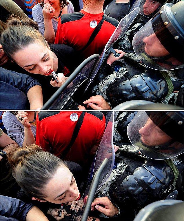 16. Jasmina Golubovska Üsküp'teki Makedonya Hükümet Binası önündeki polisin kalkanını, kırmızı ruj sürüp öpüyor.