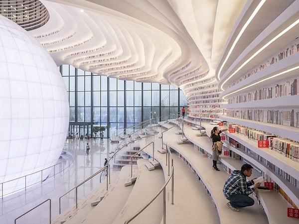 Bu kütüphanenin tam ortasında da devasa bir küre şeklinde okuma odası var!