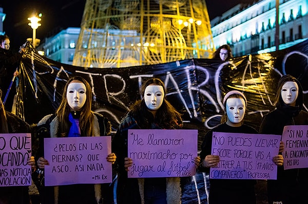 24. 25 Kasım Kadına Yönelik Şiddete Karşı Uluslararası Mücadele Günü'nde protestolara katılan maskeli kadınlar