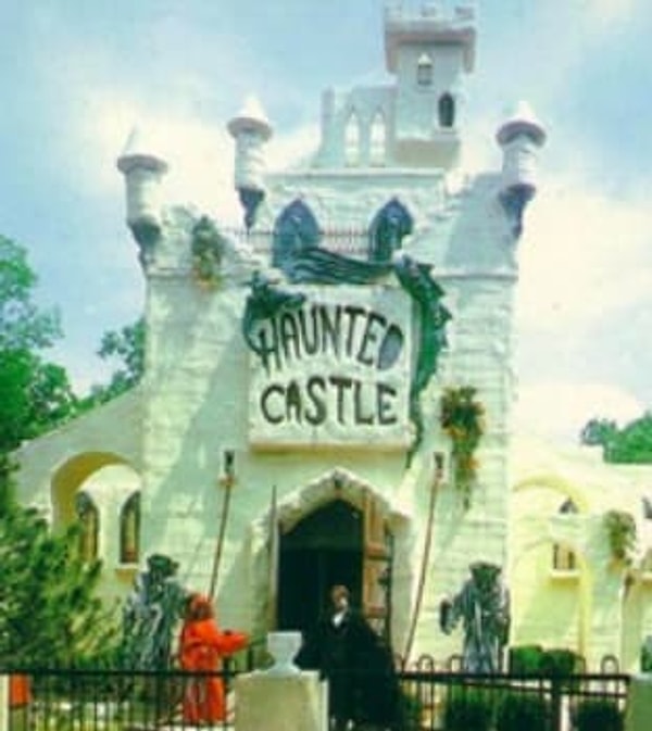 1. Во время пожара, разразившегося в "Доме приведений" (парк Six Flags в Нью-Джерси, США), люди не начали спасаться, а подумали, что это часть развлечения.