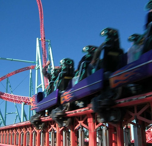 Когда 11-летний мальчик катался на аттракционе "Xcelerator" в тематическом парке Knott's Berry Farm (Калифорния, США), кабинку разрубило пополам тросом, в результате чего серьёзно пострадала нога мальчика.