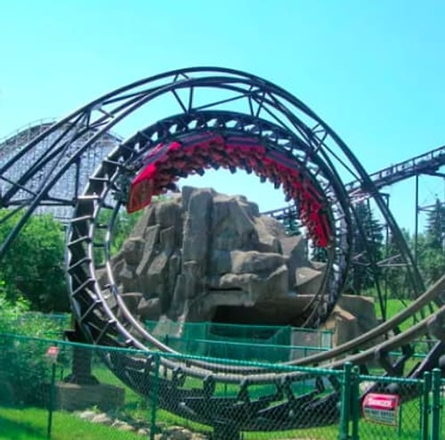 В 1998 году в парке развлечений Six Flags Great America (Иллинойс, США) сломался аттракцион "The Demon", и люди провисели вверх ногами около 3 часов.