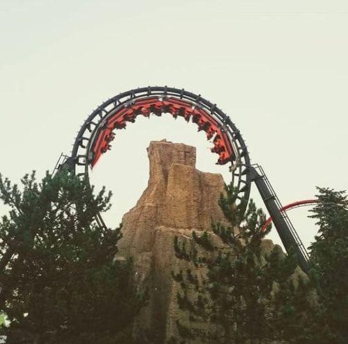 В 1998 году в парке развлечений Six Flags Great America (Иллинойс, США) сломался аттракцион "The Demon", и люди провисели вверх ногами около 3 часов.