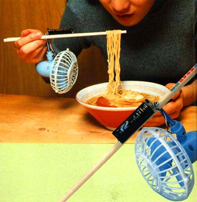 6. Açlıktan yemeğinin soğumasını beklemeye bile sabrı olmayanlar için karşınızda mini chopstick fan! (Kaşık, çatal versiyonları da mevcuttur.)
