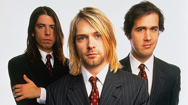 1. Nirvana’nın Buenos Aires’de vereceği bir konser öncesinde sahneye çıkan kız dans grubu seyirciler tarafından çöp ve çamur yağmuruna tutulmuş.