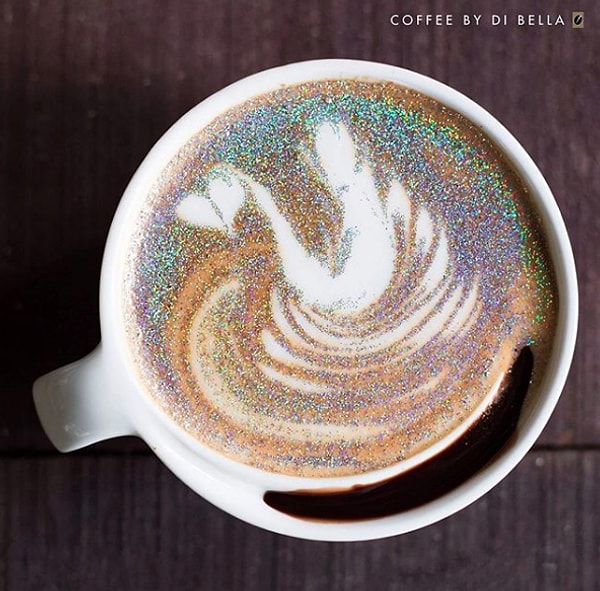 1. Популярная тенденция делать необычными привычные вещи дошла и до кофе. Так появился блестящий капучино (Glitter Cappuccinos).
