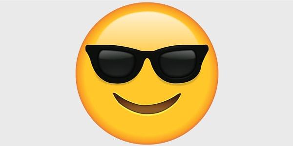 Sen arkadaşlarına güneş gözlüklü cool emoji gibi gözüküyorsun!