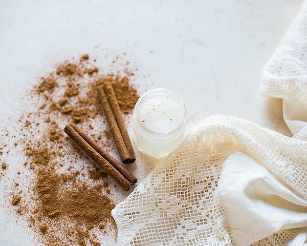 С коричным запахом: