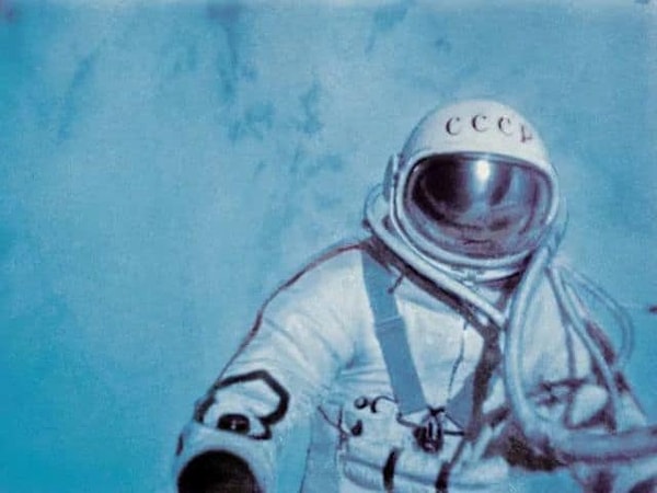 7. Как звали первого космонавта, вышедшего в открытый космос?