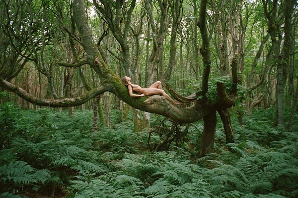 Среди женщин-фотографов, за работой которых она следит, находятся Хилари Уолш и Вивиан Майер. Нагота никогда не была главной темой для Магдалены.