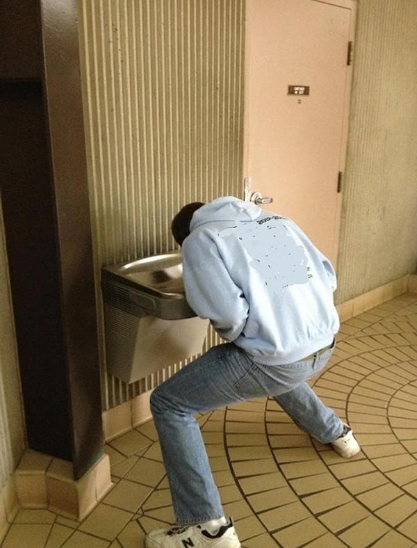 5. И даже нормально попить водички из питьевого фонтанчика высоким людям не суждено