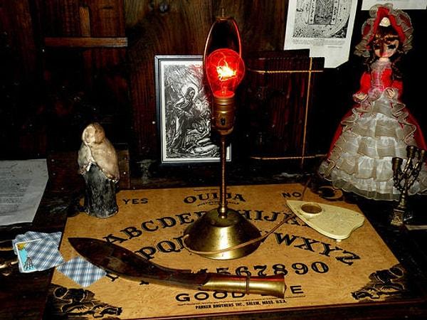 Damatlarıyla birlikte açtıkları bu müzeye Occult Museum adını verdiler. Kelime anlamı olarak esrarengiz, doğaüstü gibi anlamlara gelen ve evlerinin arkasında yer alan Occult Museum'u şu anda Lorraine Warren ile damadı Tony Spera işletiyor.