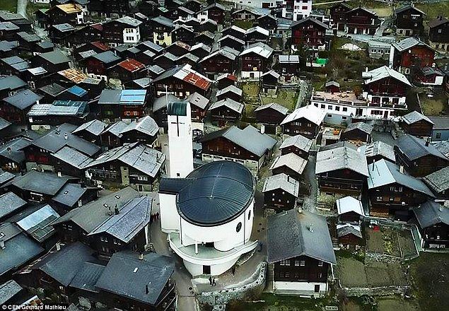 Albinen adlı minik kasaba, İsviçre'nin dağ tepesinde bulunan, içinde yaşayan insan sayısı tükenmekte olan kasabalardan birisi.