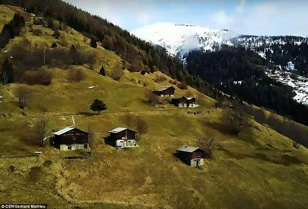 Albinen, İsviçre'nin Valais adlı kantonunda bulunuyor. Deniz seviyesinden tam 1300 metre yükseklikte.