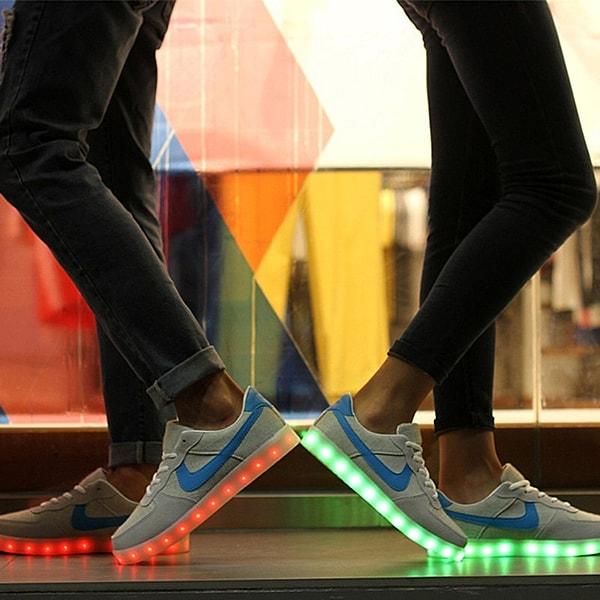 2. Hazırsanız koşa koşa çocukluğumuza dönüyoruz: Erkek - Kadın Işıklı Spor Ayakkabı