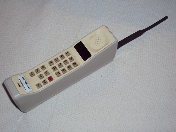 8. И последний вопрос: имя какого изобретателя связывают с появлением на свет портативного сотового телефона? 📱