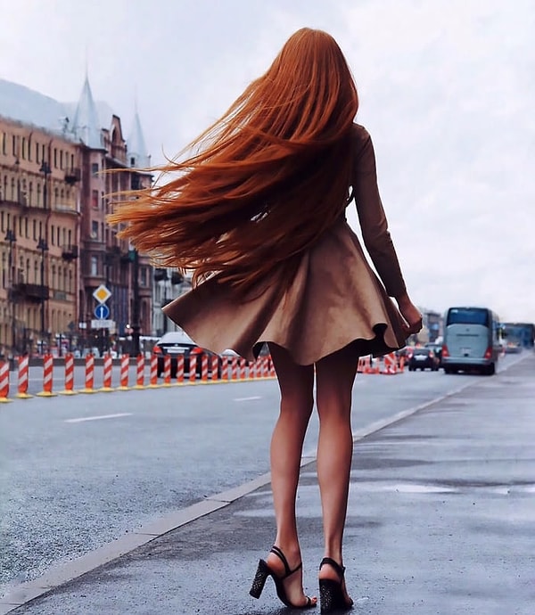 2. Смотря на ее роскошную рыжую шевелюру, трудно поверить, что до 18 лет девушка страдала от андрогенетической алопеции, и что у нее были залысины.