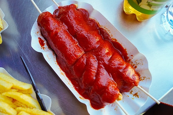 6. На улицах какой страны можно заморить червячка с помощью КАРРИВУРСТА - жареной сардельки под томатным соусом с добавлением карри?