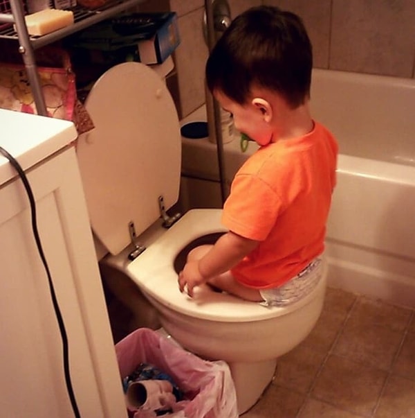 7. "Мама, смотри, я помыл ножки после улицы!"