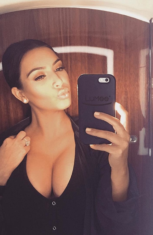 16. Из скольки селфи Ким пришлось выбирать при составлении книги "Selfish"?