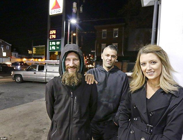 17 Kasım 2017 günü Johnny Bobbitt Jr (solda), Kate McClure ve erkek arkadaşı bir benzinlikte bu pozu vermişlerdi.