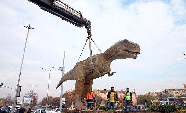 Dinozor maketinin kaldırılması sosyal medyada da ilgi odağı oldu 👇
