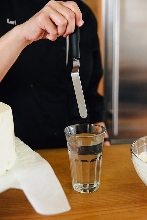 15. Подогрейте лопатку, прежде чем наносить на торт глазурь