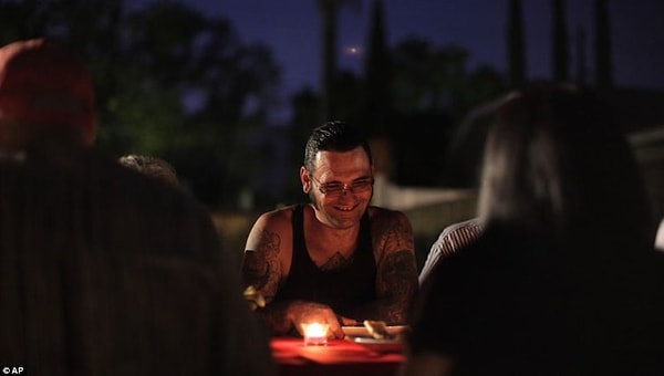 12. После того, как он вышел, Брайон рассказывает, что какая-то чернокожая женщина подошла к нему на улице, обняла и сказала: «Я прощаю тебя». Это был очень трогательный момент.