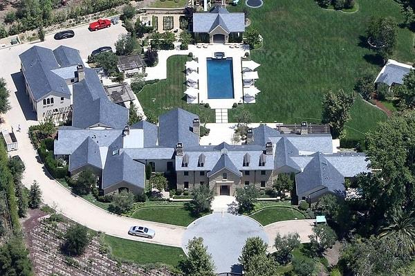 35. Kim Kardashian ve Kanye West, Los Angeles'daki 20 milyon dolarlık malikanelerinde yaşıyorlar.