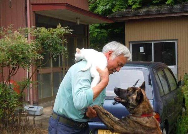 1. Fukuşima felaketinden sonra bir adam orada kalarak hayvanlara yardımcı oldu, zarar görmüş vahşi doğayı toplamak için elinden geleni yaptı.
