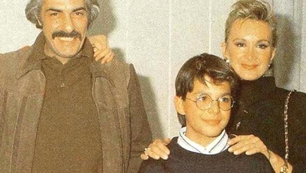Mehmet Günsür'ü ilk olarak 1988 yılında Geçmiş Zaman Mimozaları dizisinde izledik. O zamanlar çocuk olan oyuncu Filiz Akın, Rutkay Aziz ve Müşfik Kenter'le başrolü paylaştı.