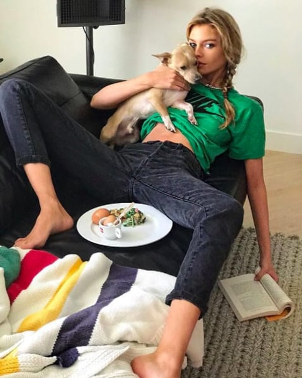 13. Стелла Максвелл в расслабленной домашней обстановке.