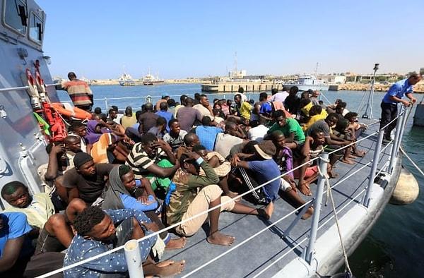Afrika'nın çeşitli bölgelerinden gelen ve daha iyi bir hayat ümidiyle canları pahasına Avrupa'ya kaçmaya çalışan vatandaşlar yakalanıyor; tanesi 400 dolardan zenginlere satılıyor.