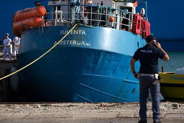 İtalya, kendi ülkesinde yasa dışı giren göçmen sayısını azaltmak için Libya sularında güvenliğe destek oluyor ve STK'lardan denizde mahsur kalmış mülteci botlarına yardım etmemesini istiyor.