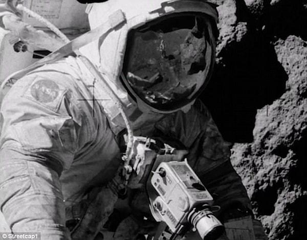 Aslında Ay'a gidilmediğine ve bunun NASA tarafından atılan büyük bir yalan olduğuna inanan Steetcap1, yansıması görülen kişinin fotoğraf çekimlerine yardımcı olan bir asistan olduğunu iddia ediyor.