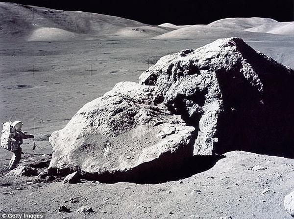 Apollo 17 ekibi, Dünyaya dönerken önceki tüm Ay misyonlarından fazla olarak yanlarında 110kg'dan fazla kaya ve toprak örneği getirdiler.