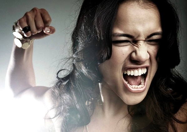 2. Нарциссисты часто включают агрессию и запугивание