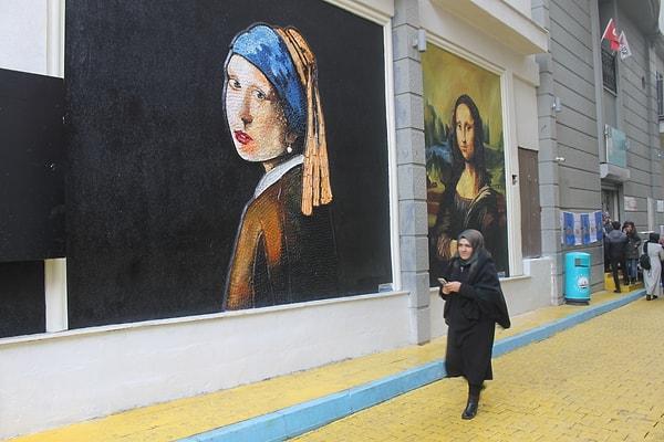 Toplanan 50 bin plastik kapakla da ünlü ressamların tabloları sokağın duvarlarına işlenmiş.