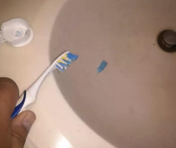 16. Противно подбирать пасту обратно на щетку, но палец будто сам тянется!