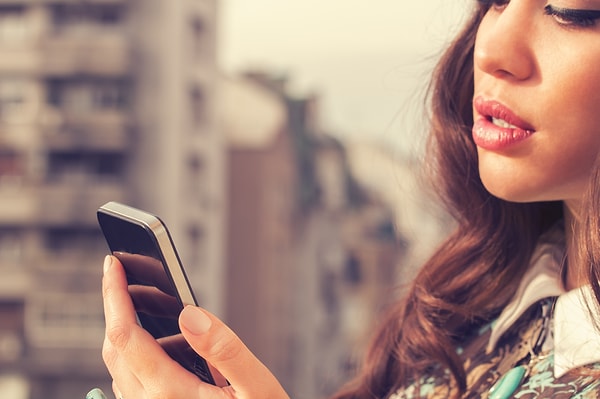 6. Он восклицает: «Я не мог тебе дозвониться весь вечер, где ты была?!» Это означает: