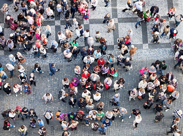 7. И последний вопрос: в толпе есть человек с iPad?