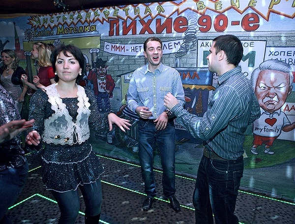 4. Опоздать на тусовку в честь дня рождения друга на пару часов? Пфффффф... Обычное дело!