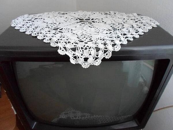 6. Что? Без ажурной салфетки на телевизоре он может работать?