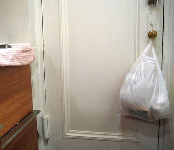 10. Всякий макулатурный мусор собирали в пакет из магазина, а обязательным ритуалом было вешать его на дверную ручку