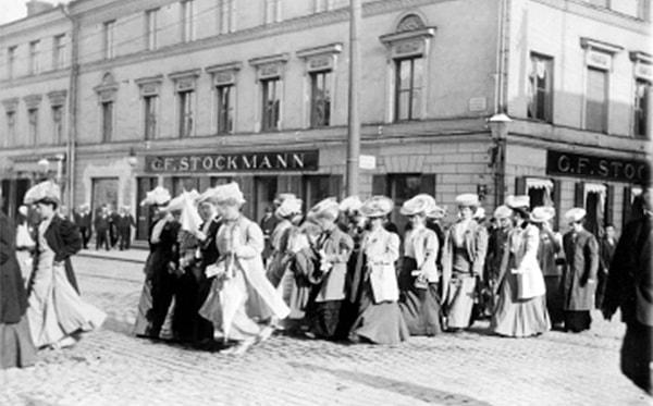 1906’da koşulsuzca hakları sağlayan ilk ülke Finlandiya oldu. Türkiye de, birçok Avrupa ülkesine kıyasla kadınlara seçme ve seçilme hakkını oldukça erken bir dönemde yasallaştırdı.