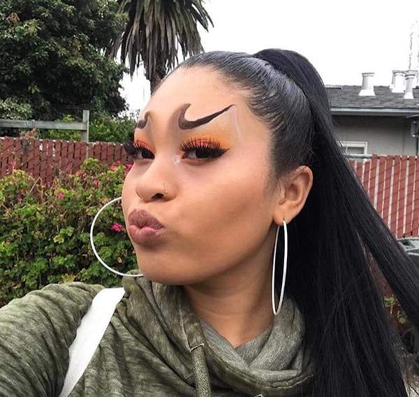 2. Не верите? Тогда как вам эти брови в стиле Adidas и Nike?