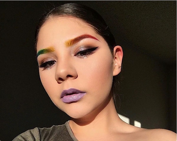 1. Чего только не делали с бровями в этом году