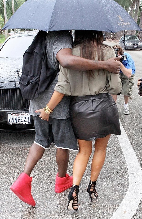 8. Ким Кардашян держит за попу Канье