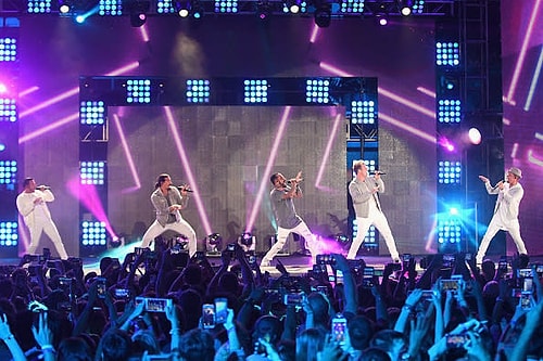 И наконец, Backstreet Boys все еще дают выступления