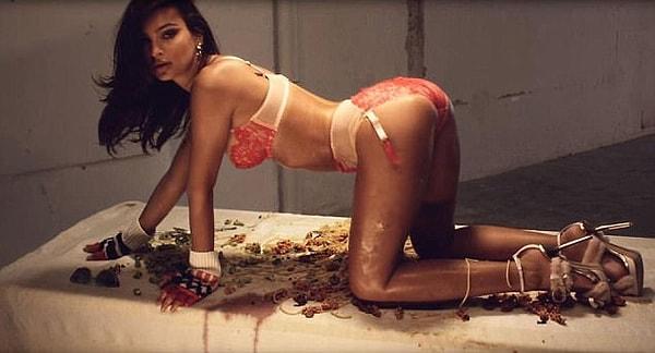 26 yaşındaki model, LOVE dergisinin her yıl Noel döneminde yayınladığı takvimde iç çamaşırlarıyla spagetti yiyerek yer aldı.
